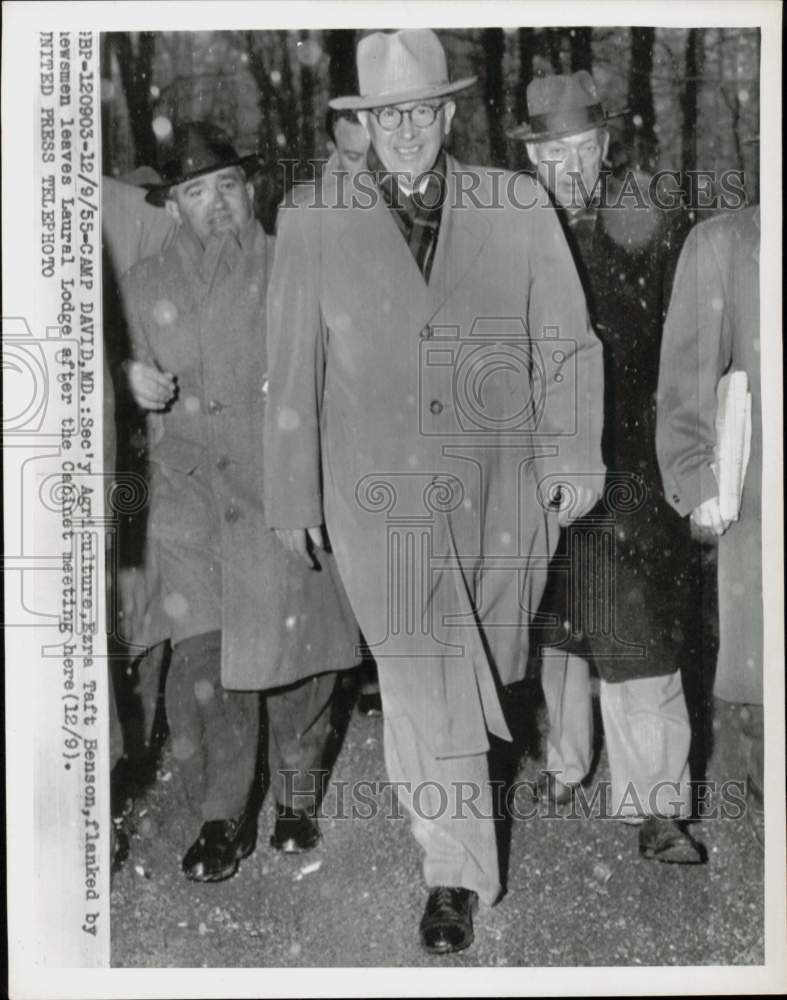 1955 Press Photo Newsmen follow Ezra Benson at Cabinet meeting, Camp David, MD- Historic Images