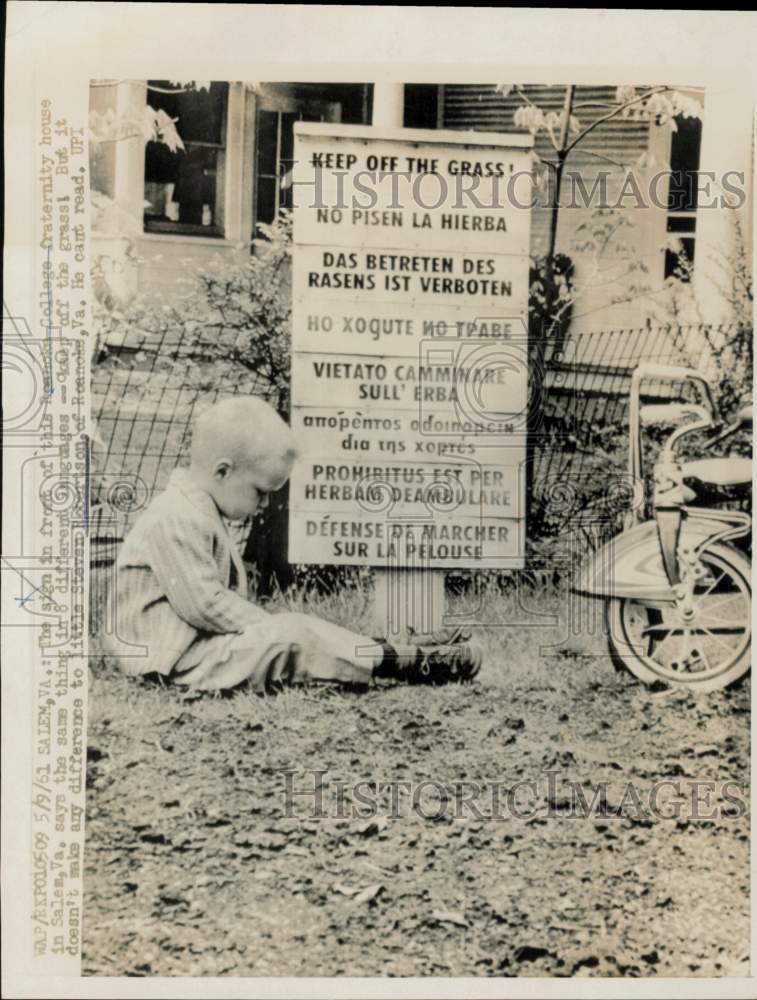 1961 Press Photo Young Steven Robertson sits under &quot;Keep off the Grass&quot; sign, VA- Historic Images