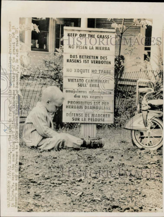 1961 Press Photo Young Steven Robertson sits under "Keep off the Grass" sign, VA- Historic Images