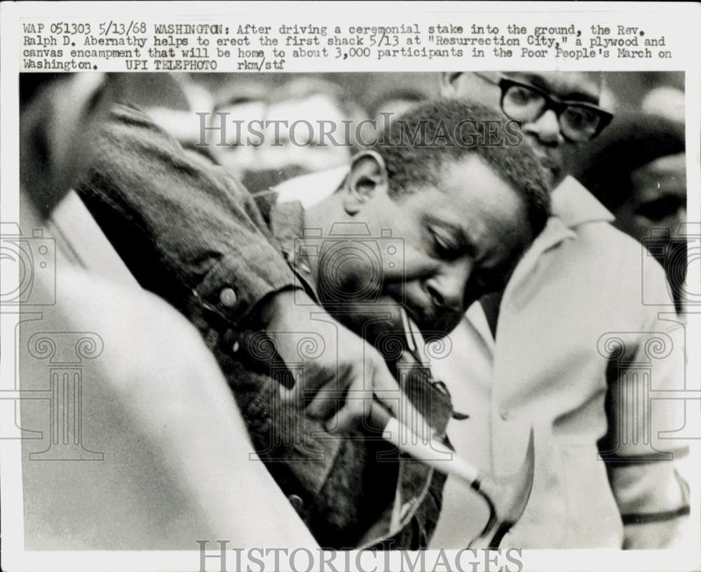 1968 Press Photo Rev. Ralph D. Abernathy builds shack at "Resurrection City, "DC- Historic Images