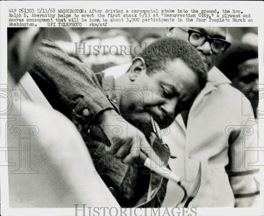 1968 Press Photo Rev. Ralph D. Abernathy builds shack at "Resurrection City, "DC- Historic Images