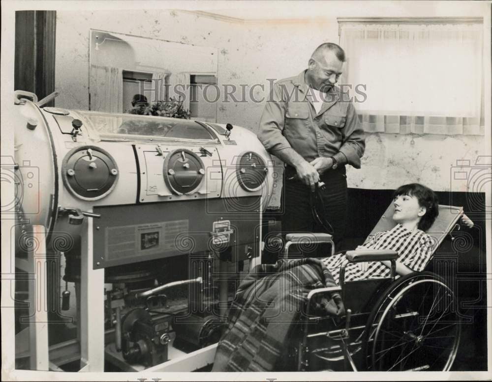 1966 Press Photo Cathy Harrigan * Edward Blaha at side of &#39;iron lung,&quot; Ohio- Historic Images