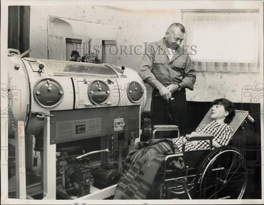 1966 Press Photo Cathy Harrigan * Edward Blaha at side of 'iron lung,