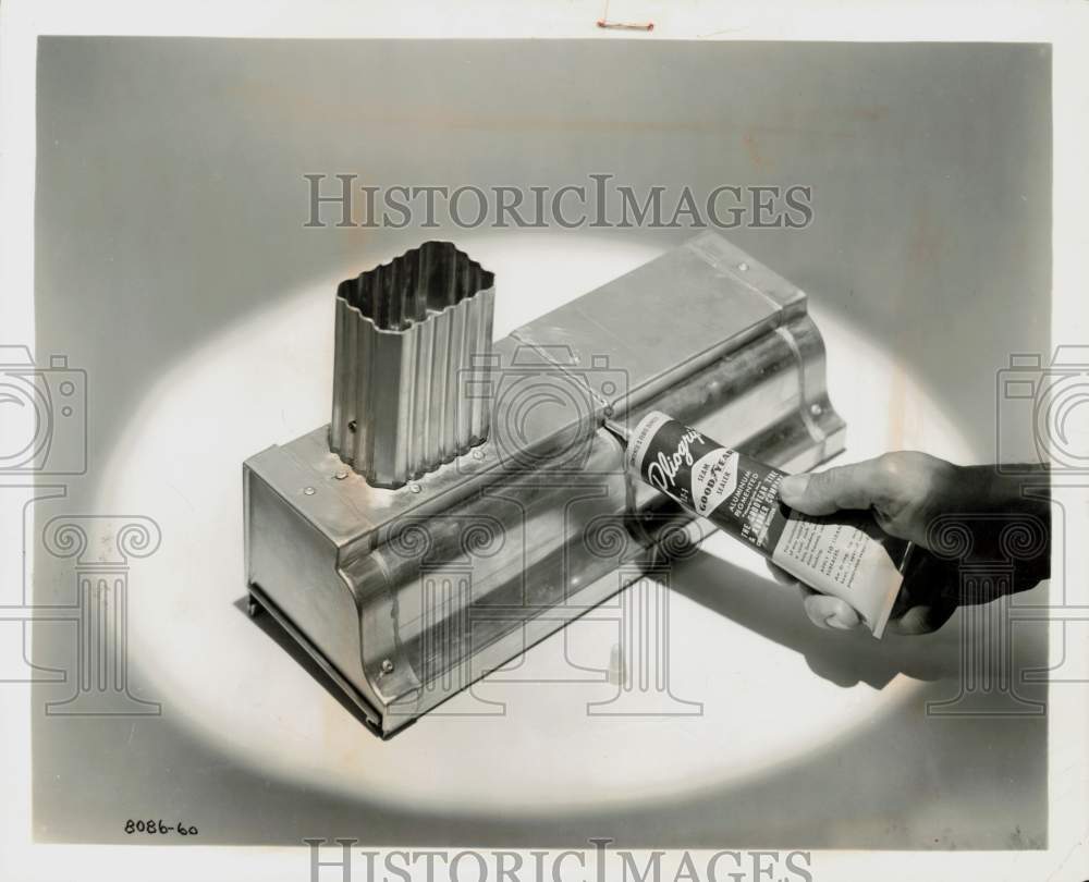 1960 Press Photo Demonstration Of Seam-Sealing Material Developed By Goodyear- Historic Images