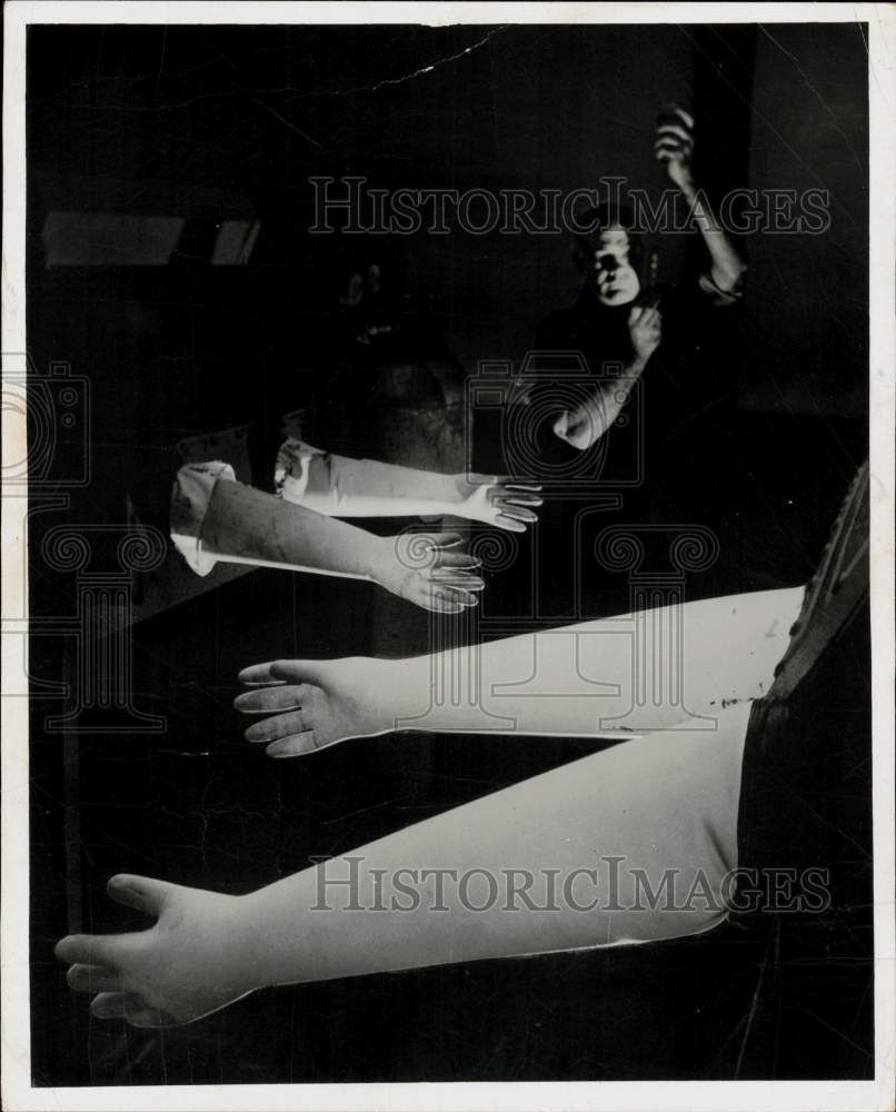 1959 Press Photo Gloves used in air-and moisture-proof testing chamber, PA- Historic Images