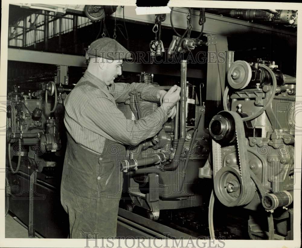 Press Photo Henry Bergum at work in a Ford war production plant in St. Paul- Historic Images