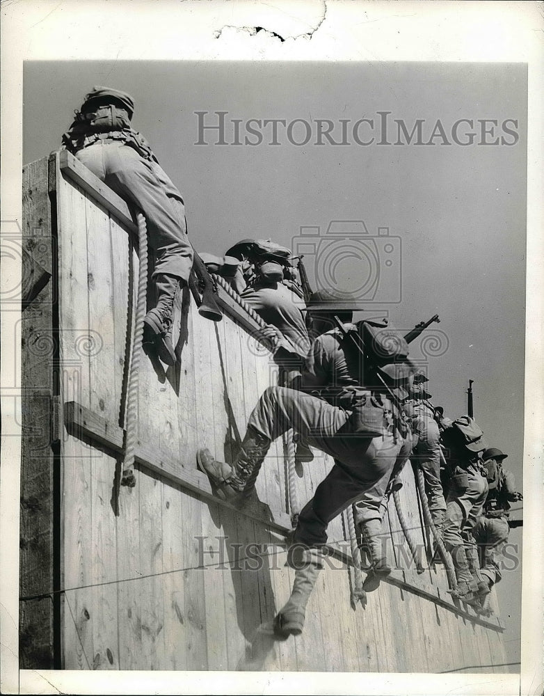 1941 Press Photo Ft Belvoir, Va, Obstacle course training