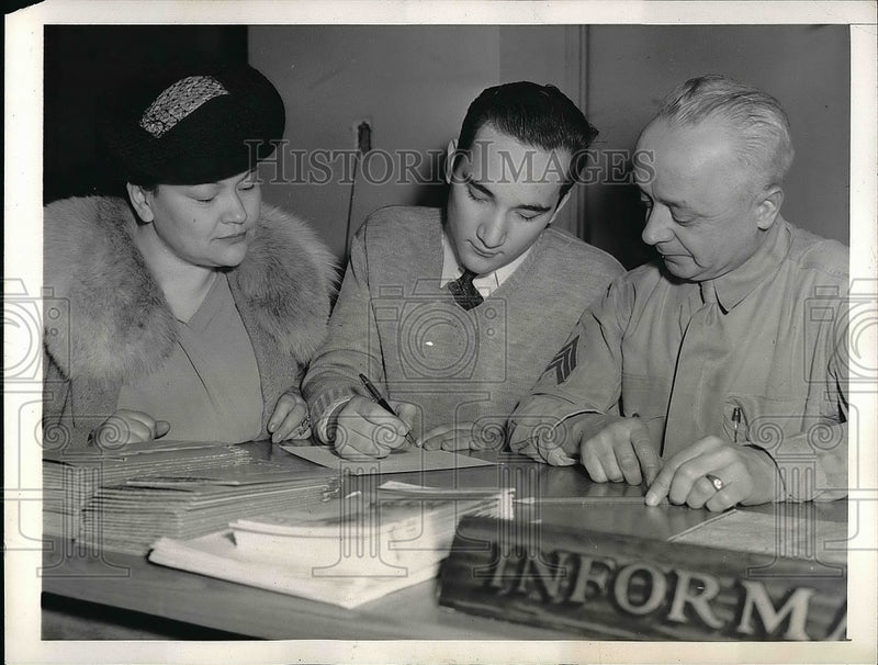 Load image into Gallery viewer, 1941 Press Photo Mrs D Mills as son James signs up for US Marines in NYC
