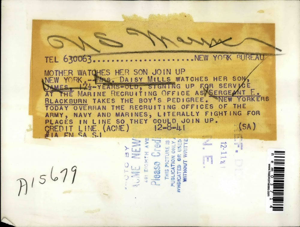 1941 Press Photo Mrs D Mills as son James signs up for US Marines in NYC