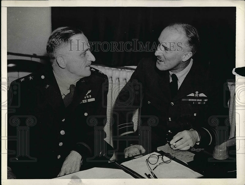 Load image into Gallery viewer, 1942 Press Photo Maj.Gen.Carl Spaatz, Chief of US AAF in Europe and Richard Peck

