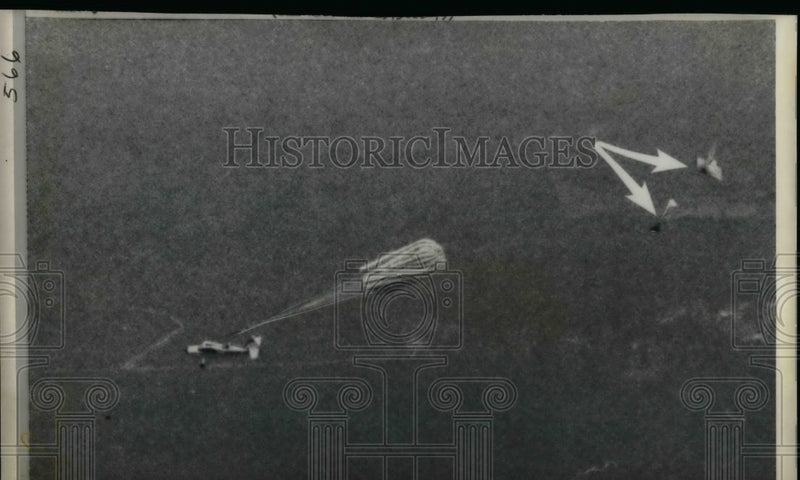 Load image into Gallery viewer, 1967 Press Photo First Parachute descent at the Naval air Station in N.J.
