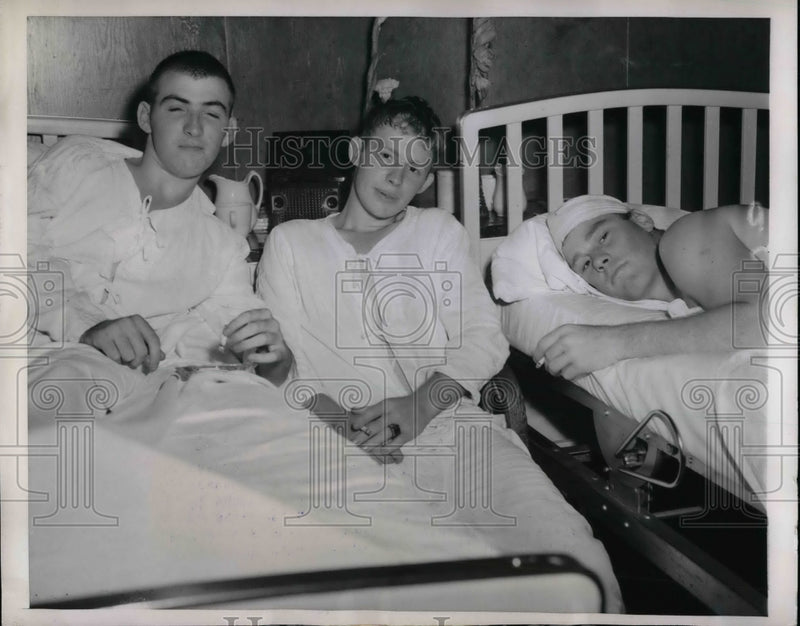 Load image into Gallery viewer, 1950 Press Photo Great Lakes Naval hosp. Pvt AL Lee, Pfc L Smithlauser,C Fan
