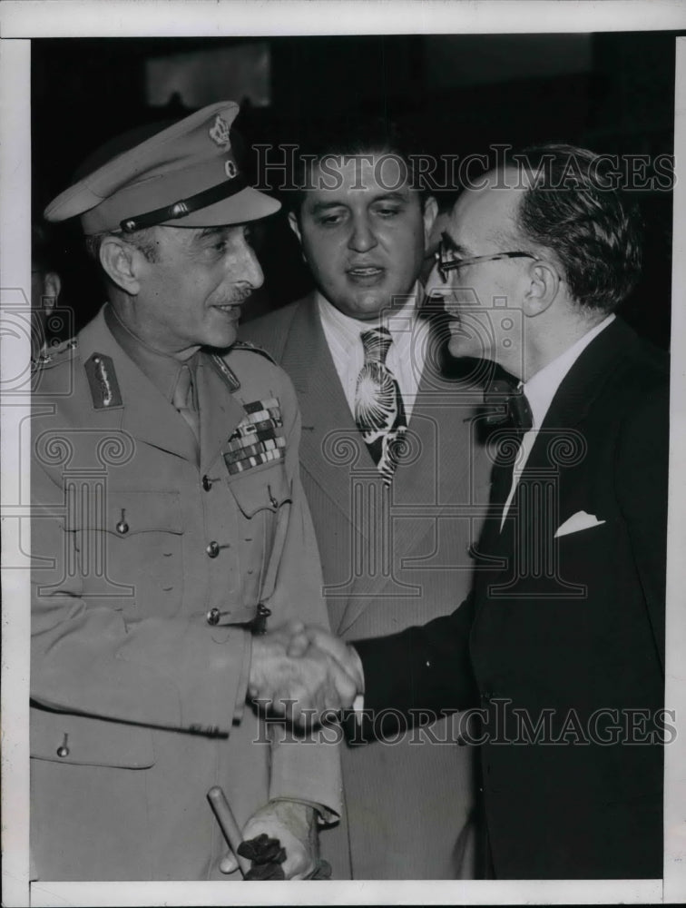 Load image into Gallery viewer, 1946 Press Photo P E Gouras,Gen A Papagos of Greece - nem07513
