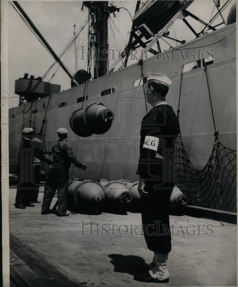 1943 Press Photo US Coast Guardsmen at docks as ships are loaded with munitions