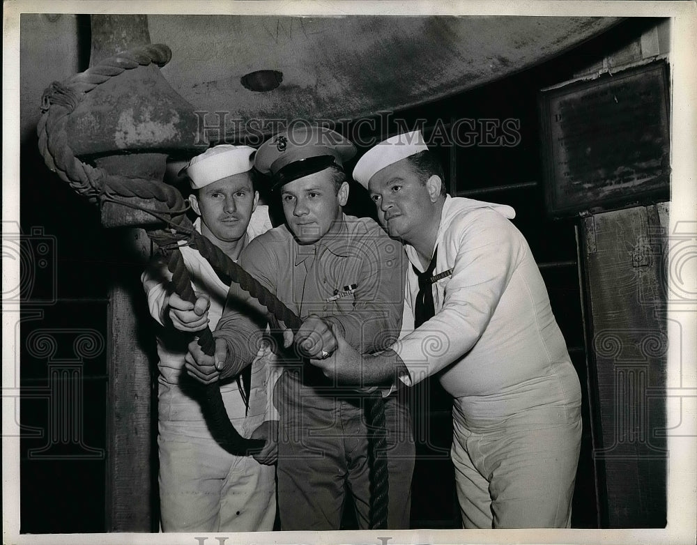 1944 Press Photo William Spear, Cpl. Robert Hilsky & James G. Boyle rings the