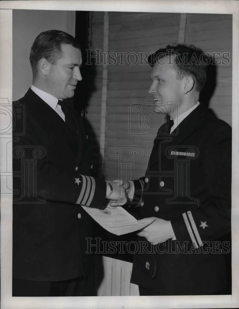 1945 Press Photo Lt Philip Eillkie shaking hands w/ Comdr F Gordon Brown