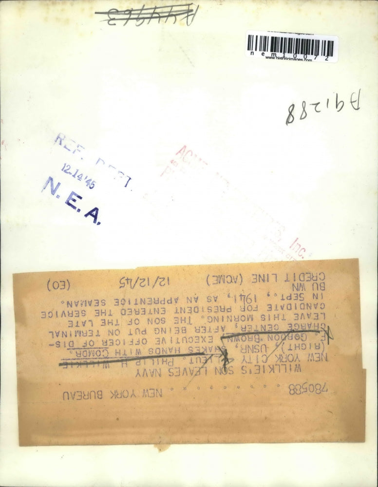 1945 Press Photo Lt Philip Eillkie shaking hands w/ Comdr F Gordon Brown