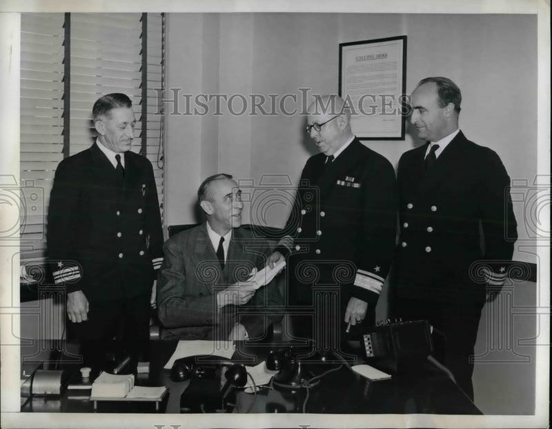 Load image into Gallery viewer, 1941 Press Photo Lt Com. Buffington,WC Hemingway,R Adm Bowen, Cmdr Holderness

