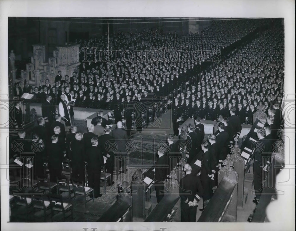 1945 Press Photo Cmdr John Richards leads graduation of US Naval Ensigns in NYC