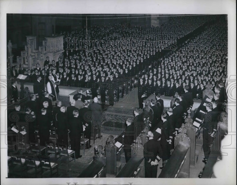 Load image into Gallery viewer, 1945 Press Photo Cmdr John Richards leads graduation of US Naval Ensigns in NYC
