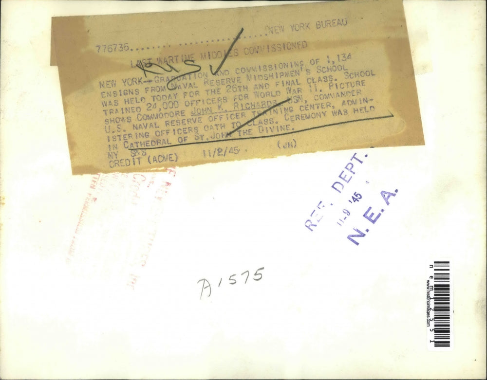 1945 Press Photo Cmdr John Richards leads graduation of US Naval Ensigns in NYC