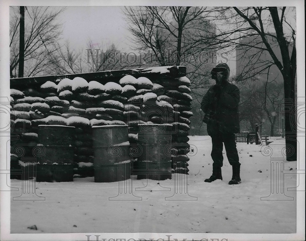 1953 Press Photo Pvt. Jerome Finn guarding the Chicago lake front in Winter Day