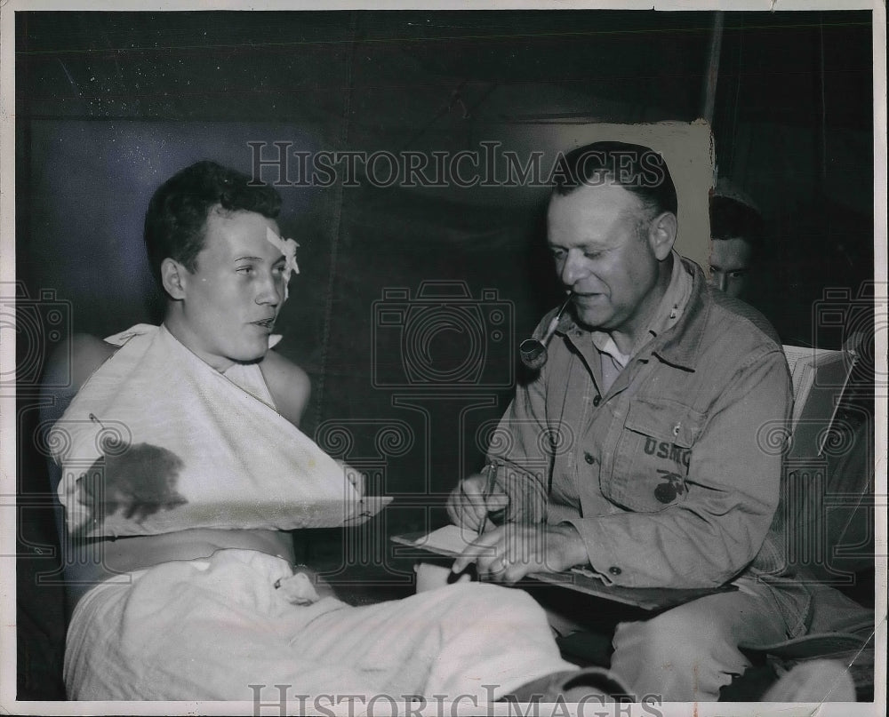 1952 Press Photo Chaplain Nickel & Pvt Wm Hall wounded in Korea - nem12971