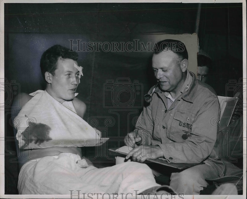 Load image into Gallery viewer, 1952 Press Photo Chaplain Nickel &amp; Pvt Wm Hall wounded in Korea - nem12971
