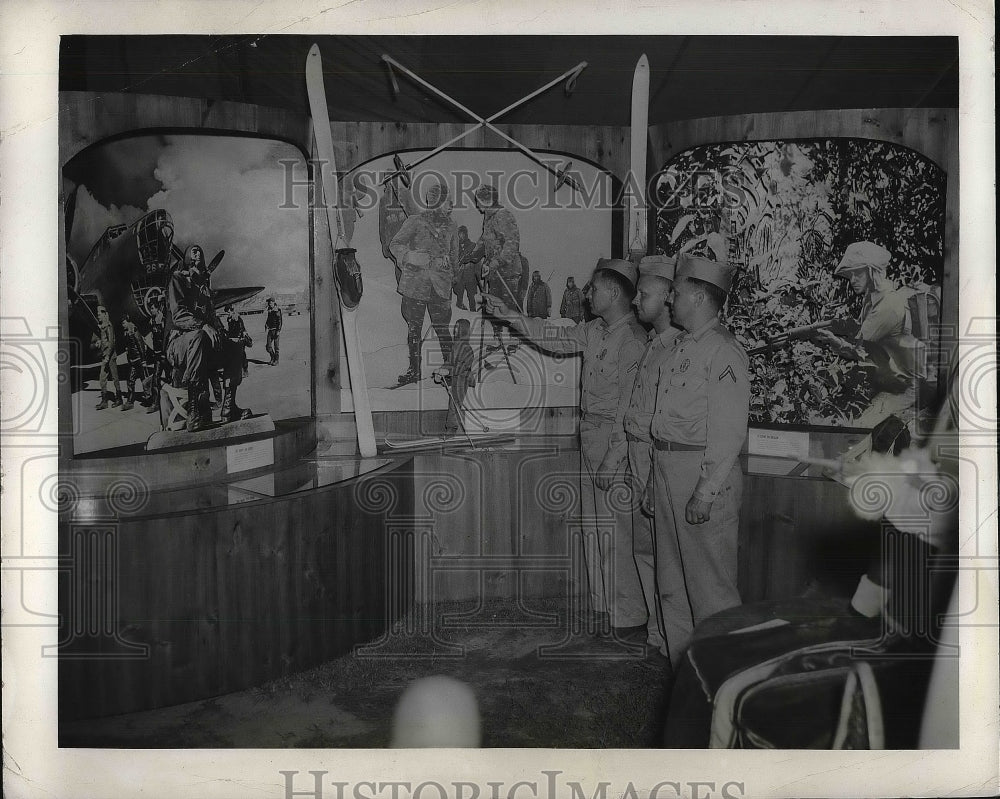 1942 Press Photo US Army War Show, Pvts Ruston,Carlson,S Markonis