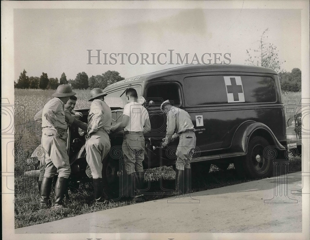 1939 Press Photo military men check their ambulance broken down near Manassas VA- Historic Images