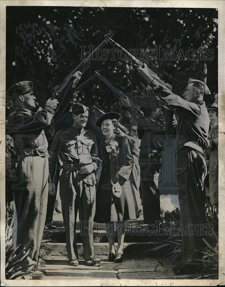 1940 Press Photo a Guard of Honor raises guns for newlyweds in HIghworth, Engl.- Historic Images