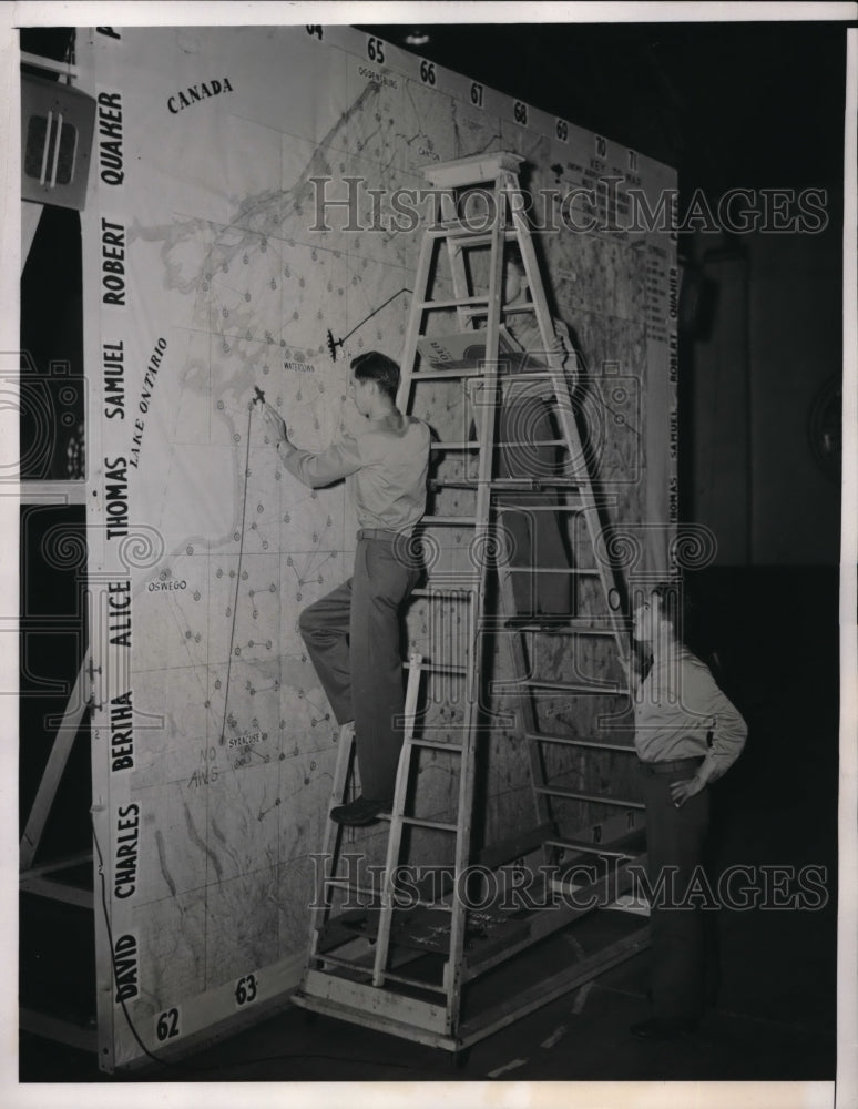 1940 Press Photo men plot movements of &quot;enemy&quot; planes in war games, Watertown NY- Historic Images