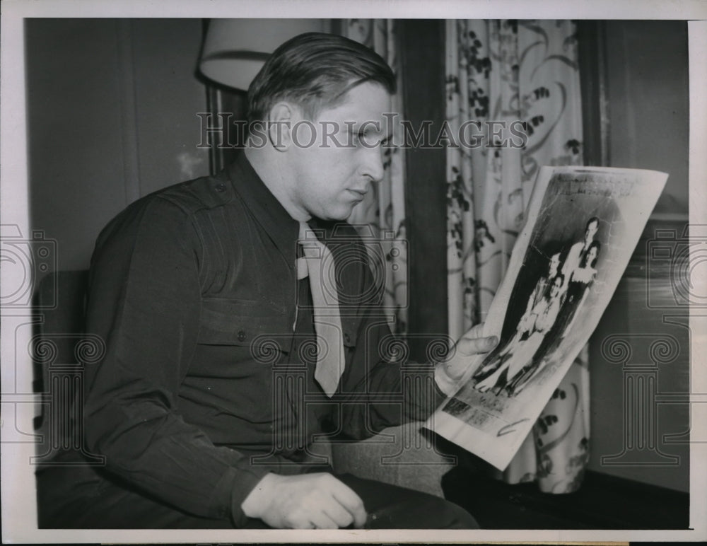 1946 Press Photo Maj. Arthur Wermuth studies a photo at a Chicago interview- Historic Images