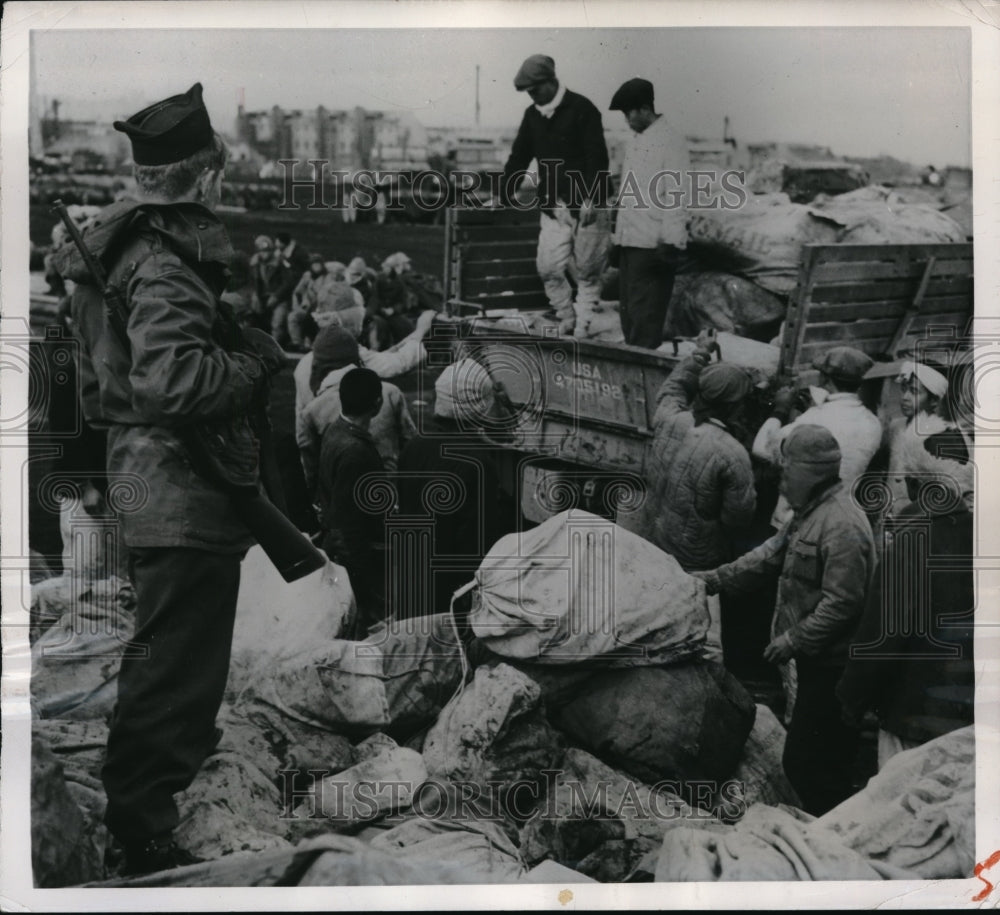 1950 Press Photo Korean laborers unload sacks of Christmas mail in Hungnam area
