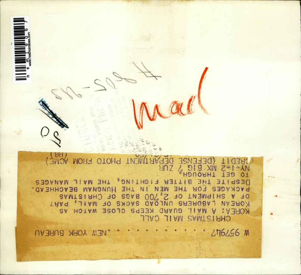 1950 Press Photo Korean laborers unload sacks of Christmas mail in Hungnam area