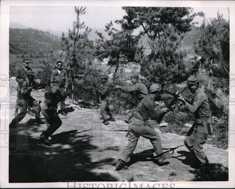 Load image into Gallery viewer, 1951 Press Photo Sgt. George Dunphy directs "Cacti Raiders" bayonet drill, Korea
