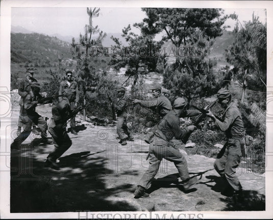 1951 Press Photo Sgt. George Dunphy directs "Cacti Raiders" bayonet drill, Korea