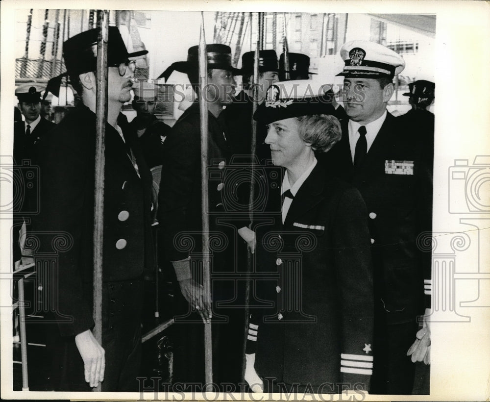 1971 Press Photo Cmdr.Charlotte L.Hume USN inspect honor guard during retirement