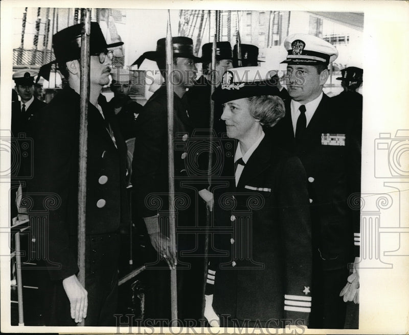 Load image into Gallery viewer, 1971 Press Photo Cmdr.Charlotte L.Hume USN inspect honor guard during retirement
