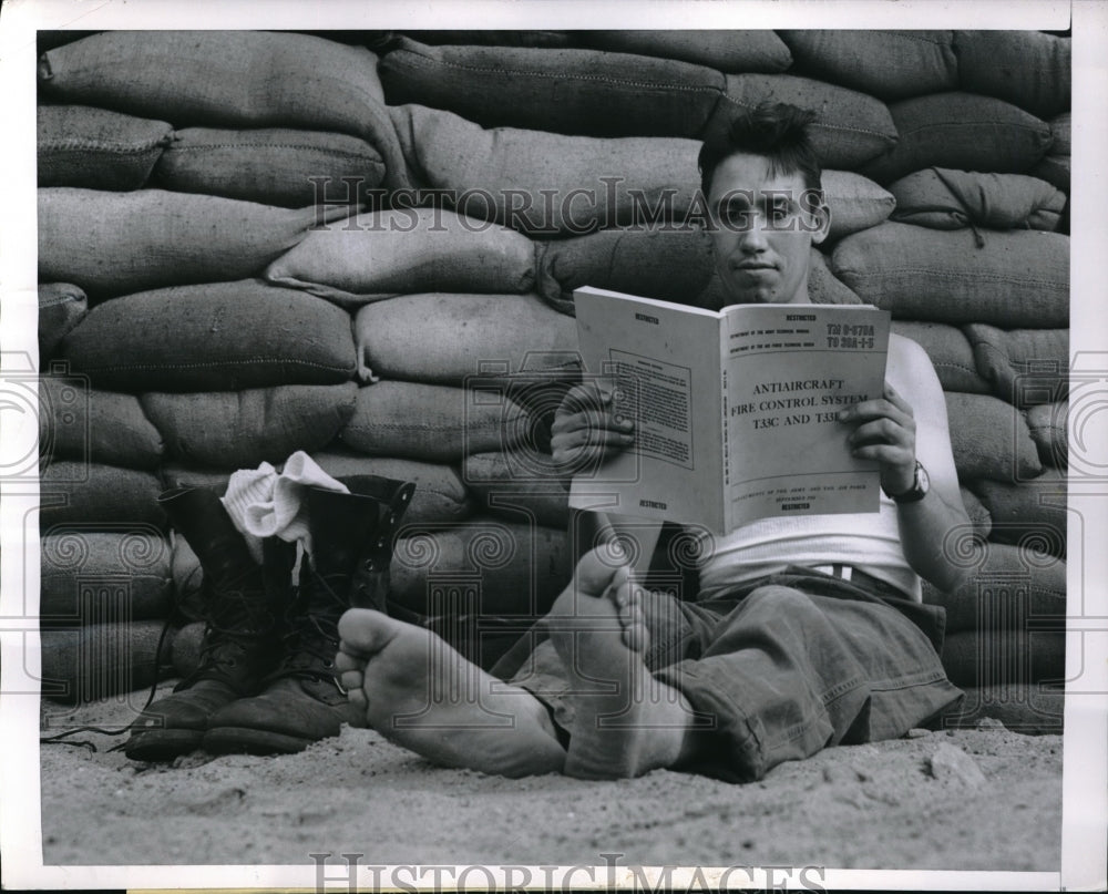 1952 Press Photo Cpl. Charles Deiffendacher studies Army manual in Warm weather.