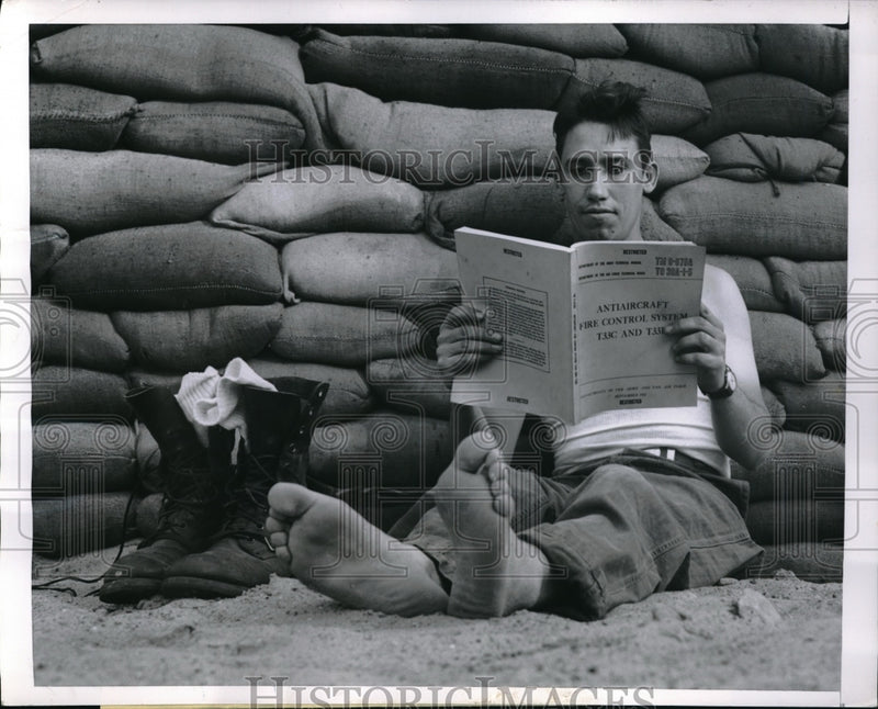 Load image into Gallery viewer, 1952 Press Photo Cpl. Charles Deiffendacher studies Army manual in Warm weather.
