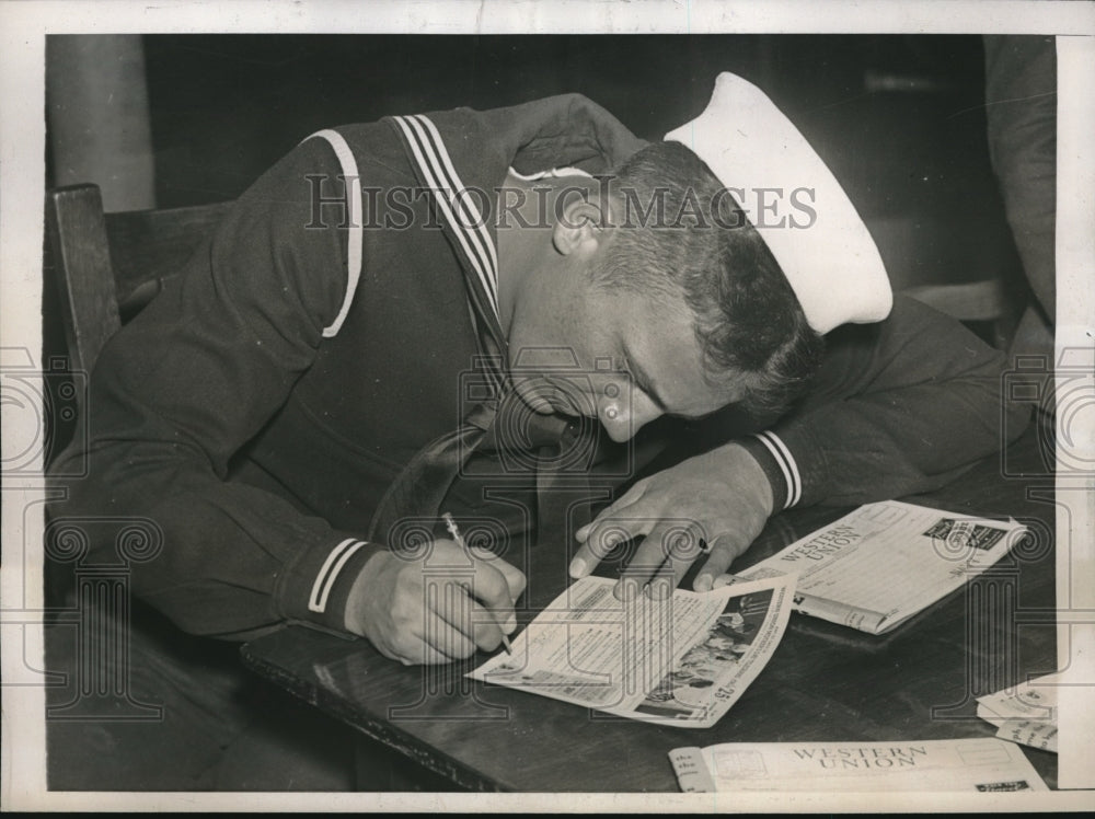 1939 Press Photo 2nd Class M.A. Tomich of U.S.S Colorado sending Telegraph.