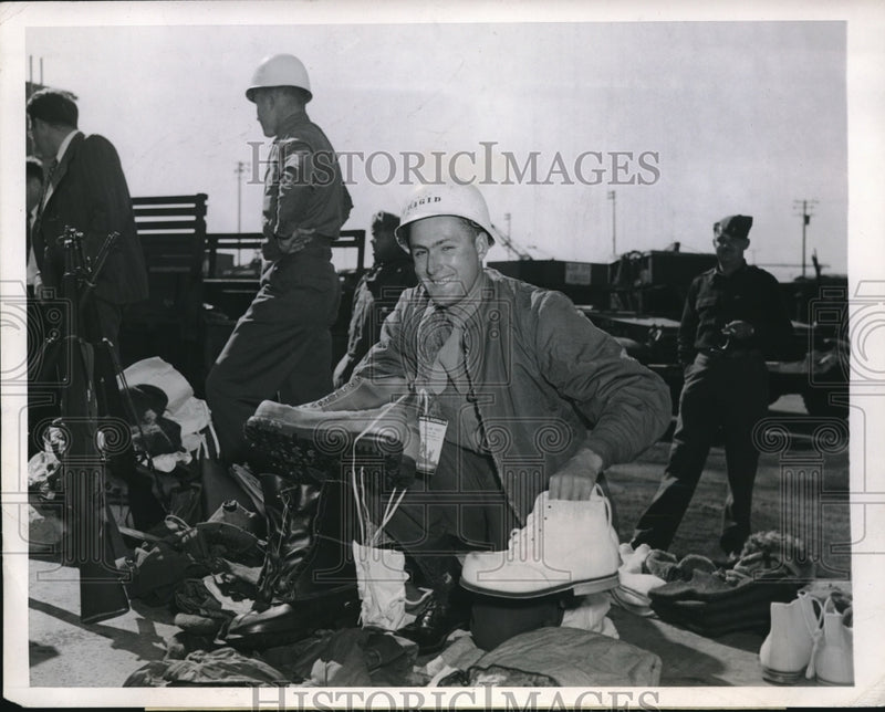 Load image into Gallery viewer, 1946 Press Photo Pfc. Earl C. Jenson in Cold Weather Gear before embarking.
