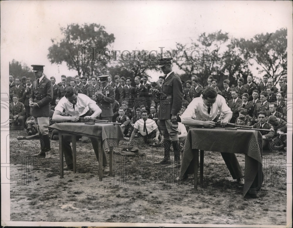 1935 Press Photo Automatic Rifle stripping & assembling contest for ROTC Student