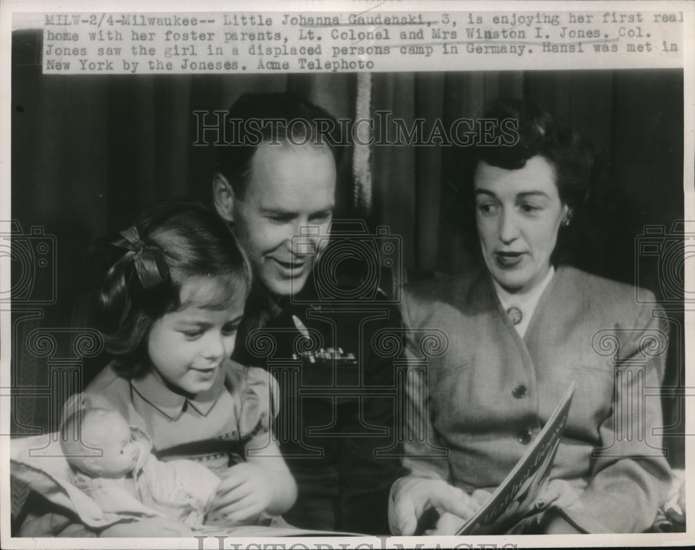 1947 Press Photo Johanna Gaudenski with her foster Parents Lt.Col. and Mrs.Jones