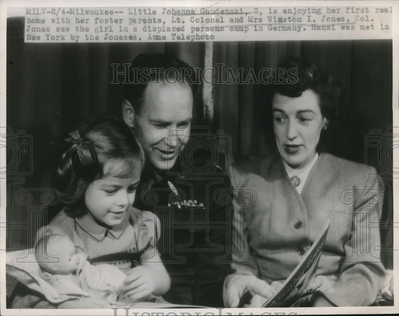 Load image into Gallery viewer, 1947 Press Photo Johanna Gaudenski with her foster Parents Lt.Col. and Mrs.Jones

