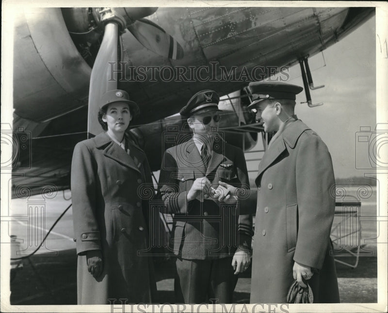 Load image into Gallery viewer, 1943 Press Photo Patricia Drinkard and Mr. Gunz.
