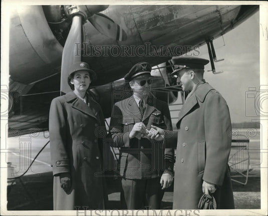1943 Press Photo Patricia Drinkard and Mr. Gunz.