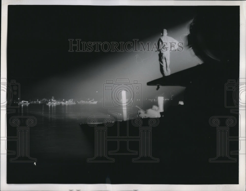 1955 Press Photo Searchlight manned by U.S. Army toward Inchon Bay South Korea.