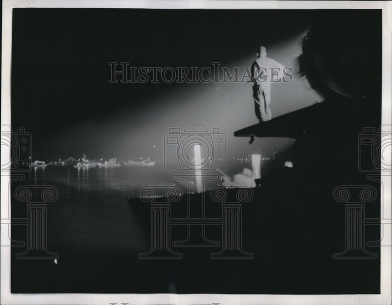 Load image into Gallery viewer, 1955 Press Photo Searchlight manned by U.S. Army toward Inchon Bay South Korea.
